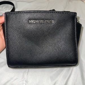 BLACK MICHAEL KORS MINI CROSS BODY BAG